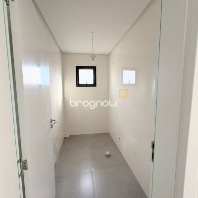 Casa com 131m², 3 quartos (sendo 1 suíte), 2 garagens, no bairro Carianos em Florianópolis
