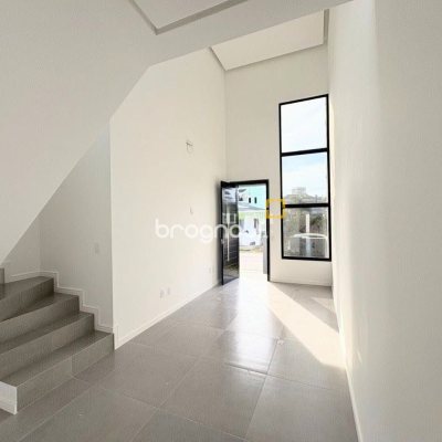 Casa com 131m², 3 quartos (sendo 1 suíte), 2 garagens, no bairro Carianos em Florianópolis