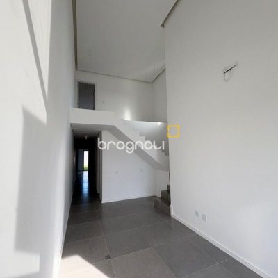 Casa com 131m², 3 quartos (sendo 1 suíte), 2 garagens, no bairro Carianos em Florianópolis