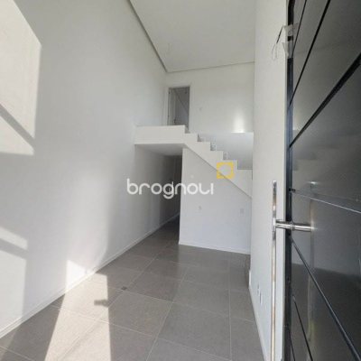 Casa com 131m², 3 quartos (sendo 1 suíte), 2 garagens, no bairro Carianos em Florianópolis