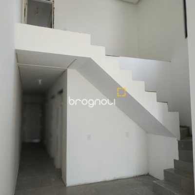Casa com 131m², 3 quartos (sendo 1 suíte), 2 garagens, no bairro Carianos em Florianópolis
