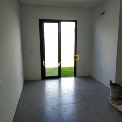 Casa com 131m², 3 quartos (sendo 1 suíte), 2 garagens, no bairro Carianos em Florianópolis