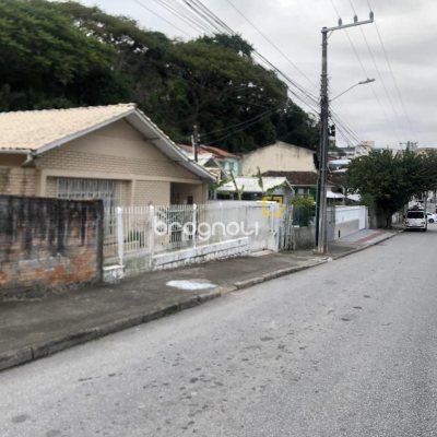 Casa com 120m², 2 quartos, 1 garagem, no bairro Estreito em Florianópolis