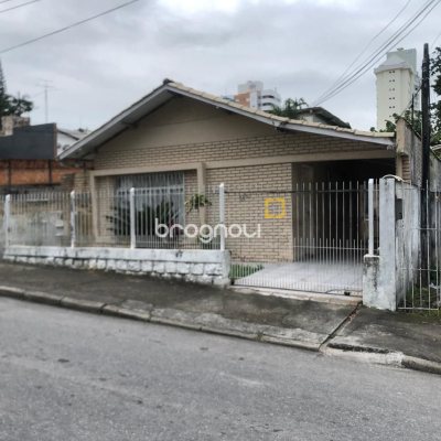 Casa com 120m², 2 quartos, 1 garagem, no bairro Estreito em Florianópolis