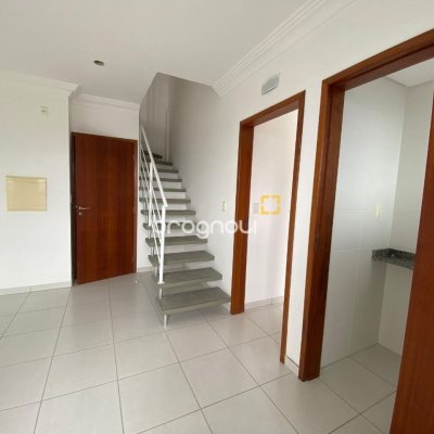 Cobertura com 97m², 3 quartos (sendo 3 suítes), 2 garagens, no bairro Capoeiras em Florianópolis