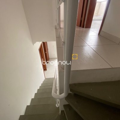 Cobertura com 97m², 3 quartos (sendo 3 suítes), 2 garagens, no bairro Capoeiras em Florianópolis