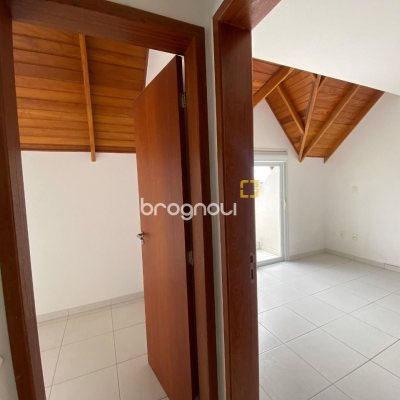 Cobertura com 97m², 3 quartos (sendo 3 suítes), 2 garagens, no bairro Capoeiras em Florianópolis