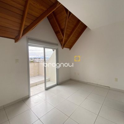 Cobertura com 97m², 3 quartos (sendo 3 suítes), 2 garagens, no bairro Capoeiras em Florianópolis