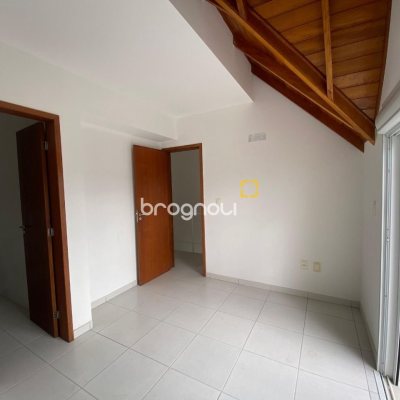 Cobertura com 97m², 3 quartos (sendo 3 suítes), 2 garagens, no bairro Capoeiras em Florianópolis