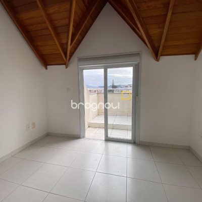 Cobertura com 97m², 3 quartos (sendo 3 suítes), 2 garagens, no bairro Capoeiras em Florianópolis