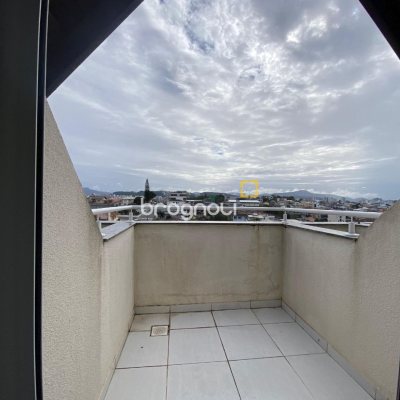 Cobertura com 97m², 3 quartos (sendo 3 suítes), 2 garagens, no bairro Capoeiras em Florianópolis