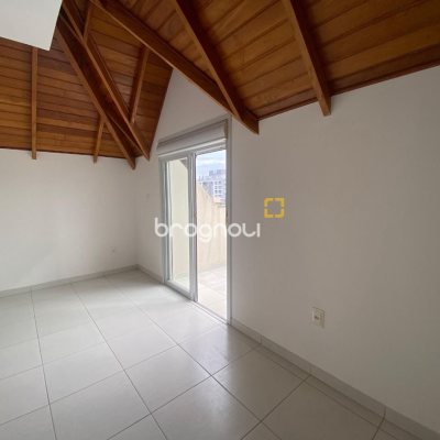 Cobertura com 97m², 3 quartos (sendo 3 suítes), 2 garagens, no bairro Capoeiras em Florianópolis
