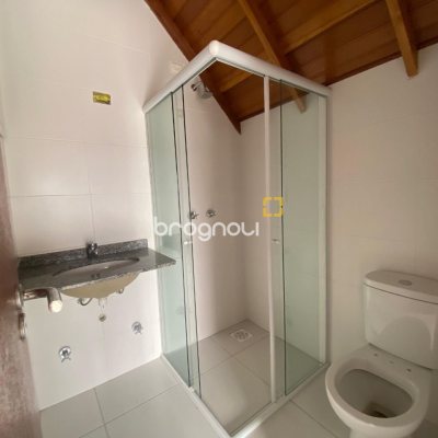 Cobertura com 97m², 3 quartos (sendo 3 suítes), 2 garagens, no bairro Capoeiras em Florianópolis