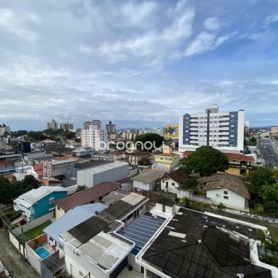 Cobertura com 99m², 3 quartos (sendo 3 suítes), 2 garagens, no bairro Capoeiras em Florianópolis