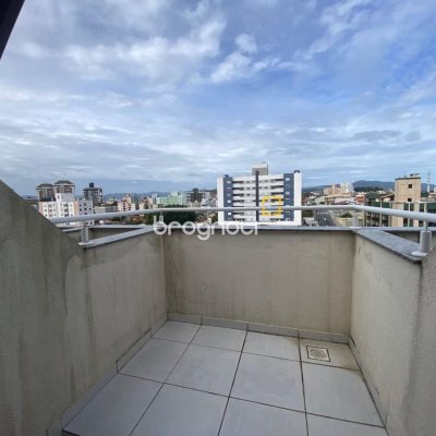 Cobertura com 99m², 3 quartos (sendo 3 suítes), 2 garagens, no bairro Capoeiras em Florianópolis