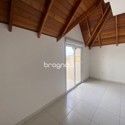Cobertura com 99m², 3 quartos (sendo 3 suítes), 2 garagens, no bairro Capoeiras em Florianópolis