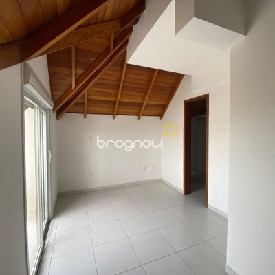 Cobertura com 99m², 3 quartos (sendo 3 suítes), 2 garagens, no bairro Capoeiras em Florianópolis