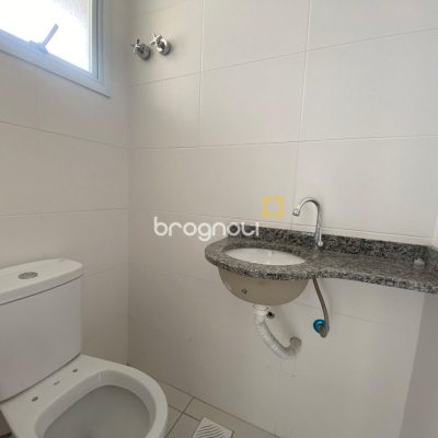 Cobertura com 97m², 3 quartos (sendo 3 suítes), 2 garagens, no bairro Capoeiras em Florianópolis
