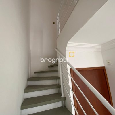 Cobertura com 97m², 3 quartos (sendo 3 suítes), 2 garagens, no bairro Capoeiras em Florianópolis