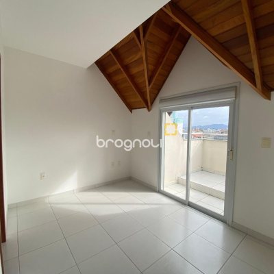 Cobertura com 97m², 3 quartos (sendo 3 suítes), 2 garagens, no bairro Capoeiras em Florianópolis