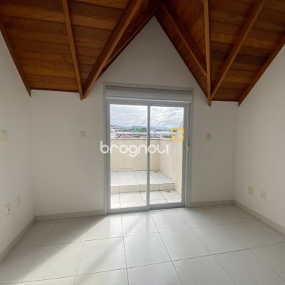 Cobertura com 97m², 3 quartos (sendo 3 suítes), 2 garagens, no bairro Capoeiras em Florianópolis