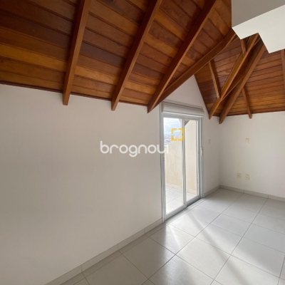 Cobertura com 97m², 3 quartos (sendo 3 suítes), 2 garagens, no bairro Capoeiras em Florianópolis