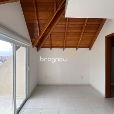 Cobertura com 97m², 3 quartos (sendo 3 suítes), 2 garagens, no bairro Capoeiras em Florianópolis
