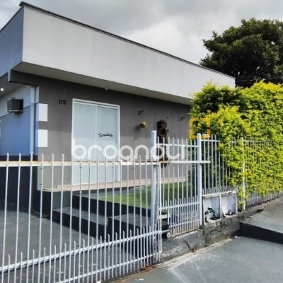 Casa com 311m², 3 quartos (sendo 1 suíte), 3 garagens, no bairro Serraria em São José