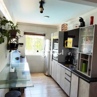 Casa com 311m², 3 quartos (sendo 1 suíte), 3 garagens, no bairro Serraria em São José