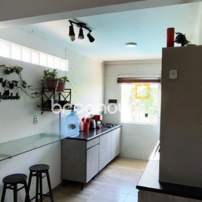 Casa com 311m², 3 quartos (sendo 1 suíte), 3 garagens, no bairro Serraria em São José