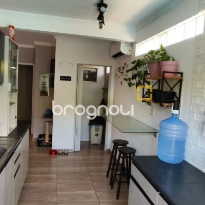 Casa com 311m², 3 quartos (sendo 1 suíte), 3 garagens, no bairro Serraria em São José