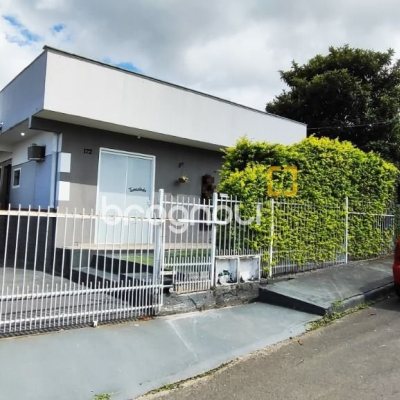 Casa com 311m², 3 quartos (sendo 1 suíte), 3 garagens, no bairro Serraria em São José