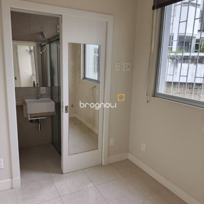 Apartamento com 193m², 3 quartos (sendo 1 suíte), 2 garagens, no bairro Centro em Florianópolis