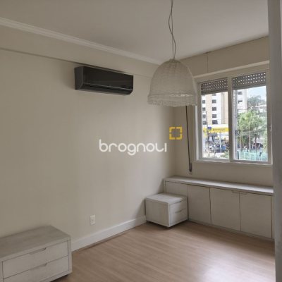 Apartamento com 193m², 3 quartos (sendo 1 suíte), 2 garagens, no bairro Centro em Florianópolis