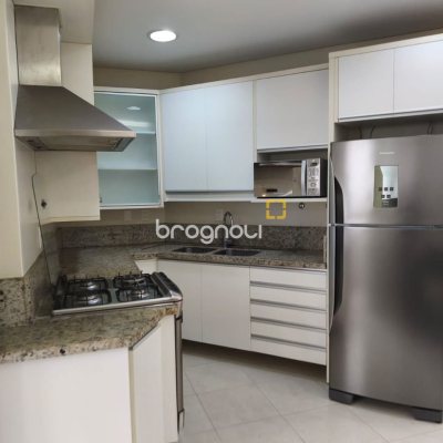 Apartamento com 193m², 3 quartos (sendo 1 suíte), 2 garagens, no bairro Centro em Florianópolis