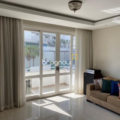 Apartamento com 193m², 3 quartos (sendo 1 suíte), 2 garagens, no bairro Centro em Florianópolis