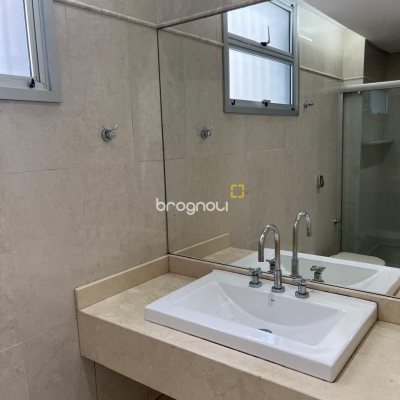 Apartamento com 193m², 3 quartos (sendo 1 suíte), 2 garagens, no bairro Centro em Florianópolis