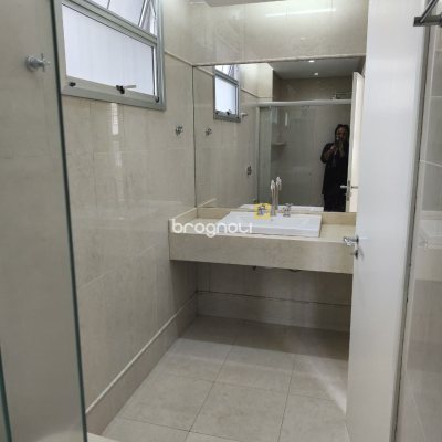 Apartamento com 193m², 3 quartos (sendo 1 suíte), 2 garagens, no bairro Centro em Florianópolis
