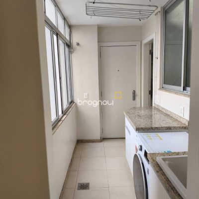 Apartamento com 193m², 3 quartos (sendo 1 suíte), 2 garagens, no bairro Centro em Florianópolis