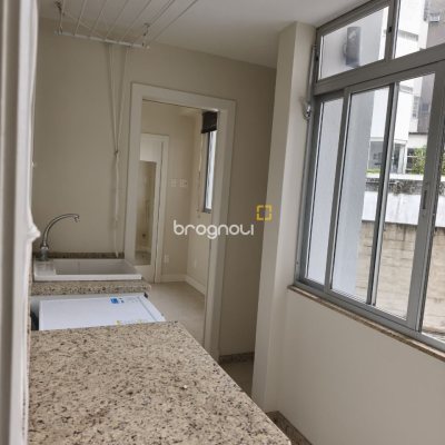 Apartamento com 193m², 3 quartos (sendo 1 suíte), 2 garagens, no bairro Centro em Florianópolis