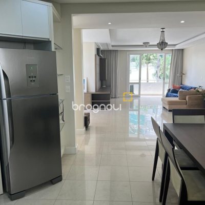 Apartamento com 193m², 3 quartos (sendo 1 suíte), 2 garagens, no bairro Centro em Florianópolis