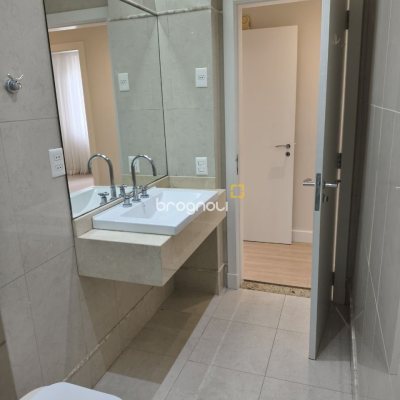 Apartamento com 193m², 3 quartos (sendo 1 suíte), 2 garagens, no bairro Centro em Florianópolis