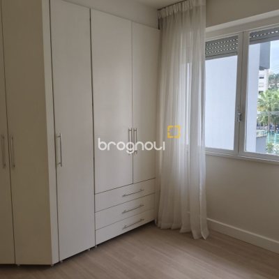 Apartamento com 193m², 3 quartos (sendo 1 suíte), 2 garagens, no bairro Centro em Florianópolis