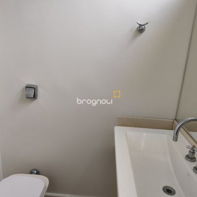 Apartamento com 193m², 3 quartos (sendo 1 suíte), 2 garagens, no bairro Centro em Florianópolis