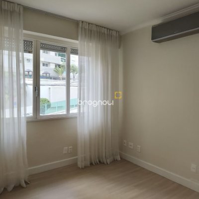 Apartamento com 193m², 3 quartos (sendo 1 suíte), 2 garagens, no bairro Centro em Florianópolis
