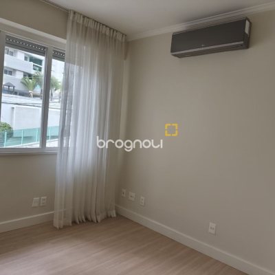 Apartamento com 193m², 3 quartos (sendo 1 suíte), 2 garagens, no bairro Centro em Florianópolis