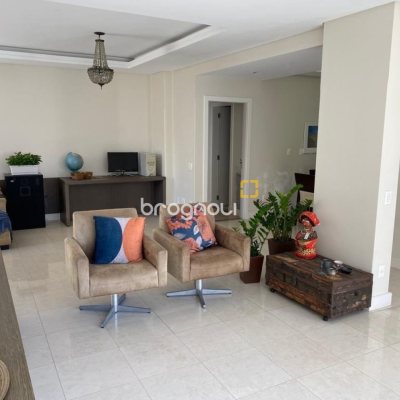 Apartamento com 193m², 3 quartos (sendo 1 suíte), 2 garagens, no bairro Centro em Florianópolis