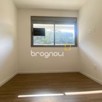 Apartamento com 71m², 2 quartos (sendo 1 suíte), 1 garagem, no bairro Cacupé em Florianópolis