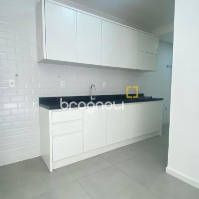 Apartamento com 71m², 2 quartos (sendo 1 suíte), 1 garagem, no bairro Cacupé em Florianópolis