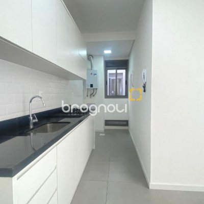 Apartamento com 71m², 2 quartos (sendo 1 suíte), 1 garagem, no bairro Cacupé em Florianópolis